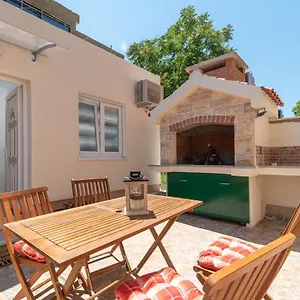 https://small-private-house-with-a-terrace-in-trogir.splithotels.org